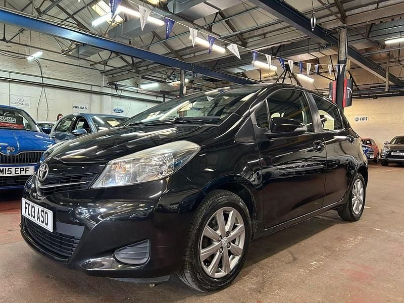 Used Toyota Yaris 99 HP (72 kW) 2013 Black Hatchback