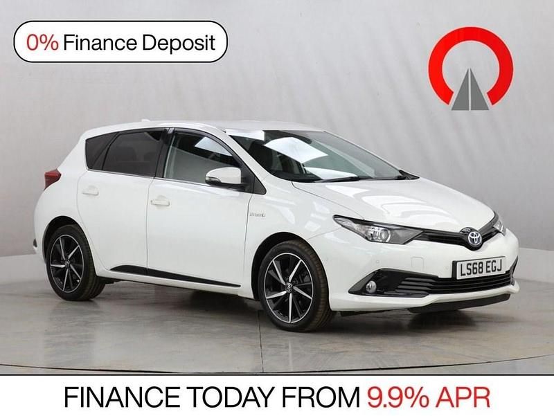 Used Toyota Auris Hybrid Design 136 HP (100 kW) 2018 White Hatchback