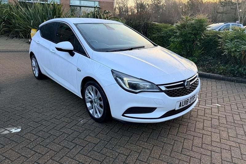 Used Vauxhall Astra 150 HP (110 kW) 2018 White Hatchback