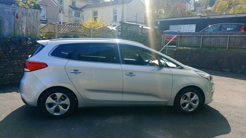 Usado Kia Carens 2013 Plateado Monovolumen