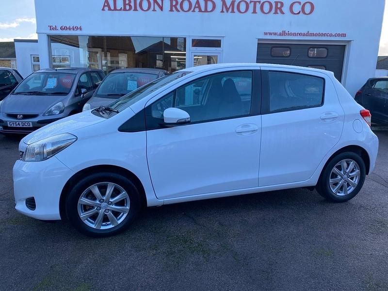 Used Toyota Yaris Multidrive S 2013 White Hatchback