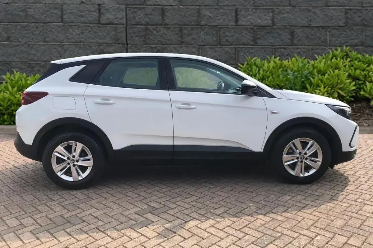Used Vauxhall Grandland X S 128 HP (94 kW) 2022 White SUV