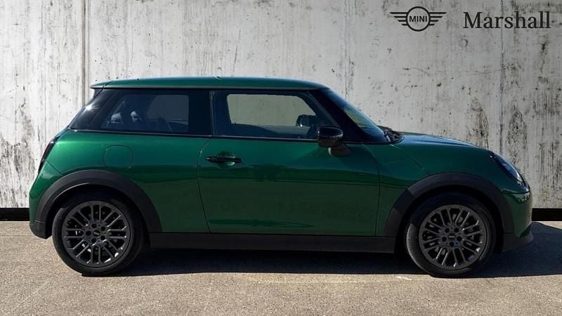Begagnad Mini Cooper Exclusive 114 kW (156 HK) 2025 Grön Halvkombi