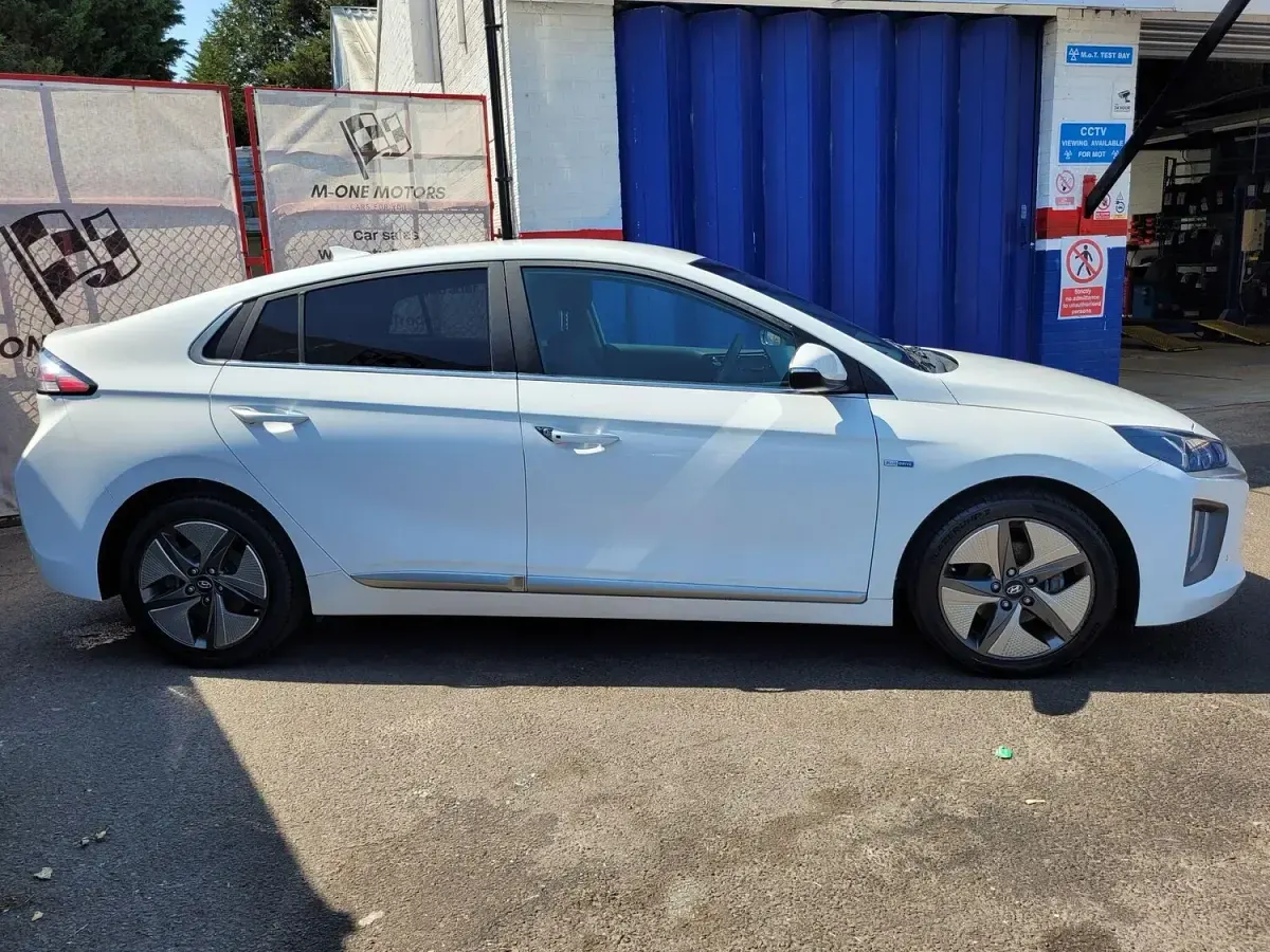 Used Hyundai Ioniq Premium SE 141 HP (103 kW) 2021 White Hatchback