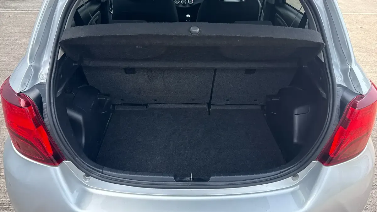 Used Toyota Yaris 99 HP (72 kW) 2016 Silver Hatchback