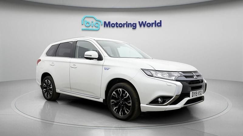 Used 2018 Mitsubishi Outlander P-HEV Estate | £14,200 (Fair price) - Image 1/4