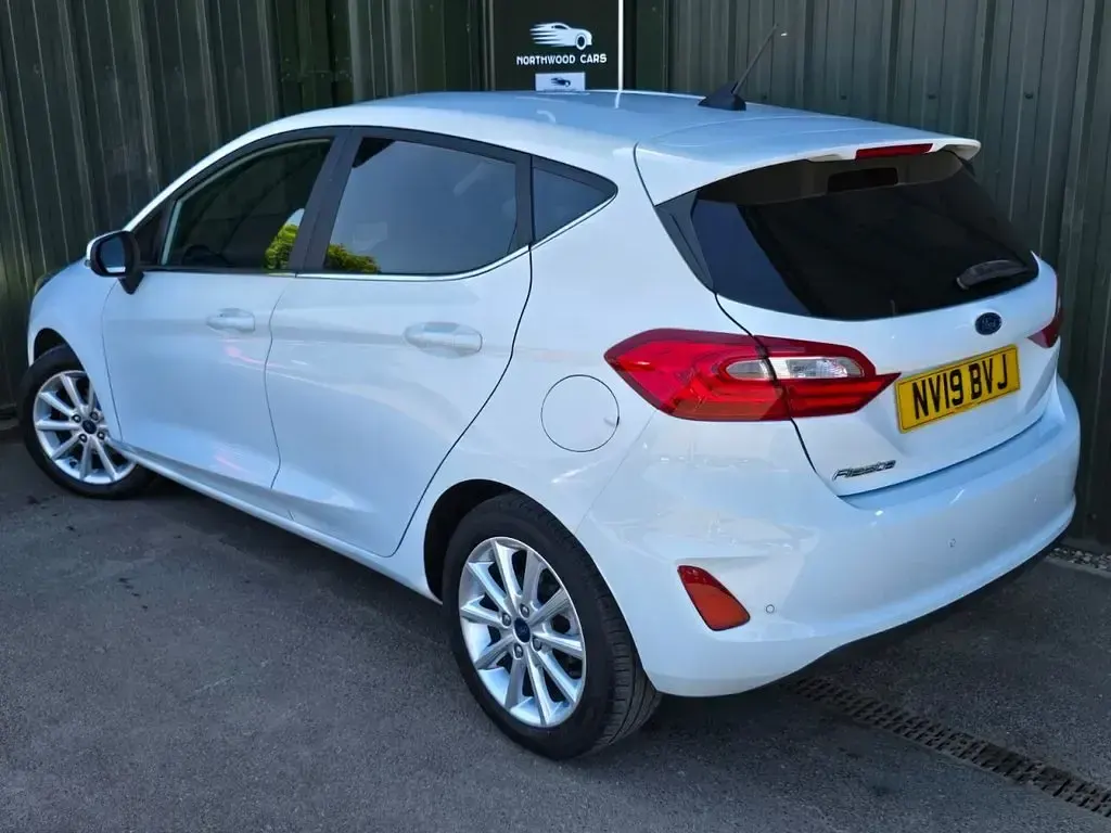 Begagnad Ford Fiesta Titanium 125 HK (91 kW) 2019 Vit Halvkombi