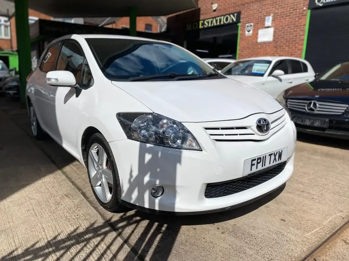 Used Toyota Auris SR 132 HP (97 kW) 2011 White Hatchback