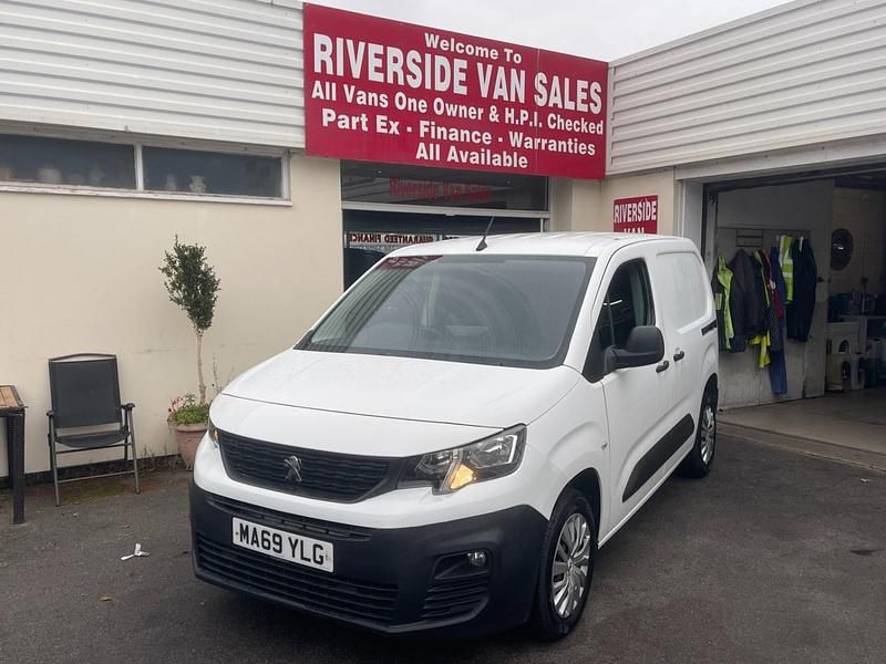 White Used 2019 Peugeot Partner MPV | £7,495 (Fair price) - Image 1/4