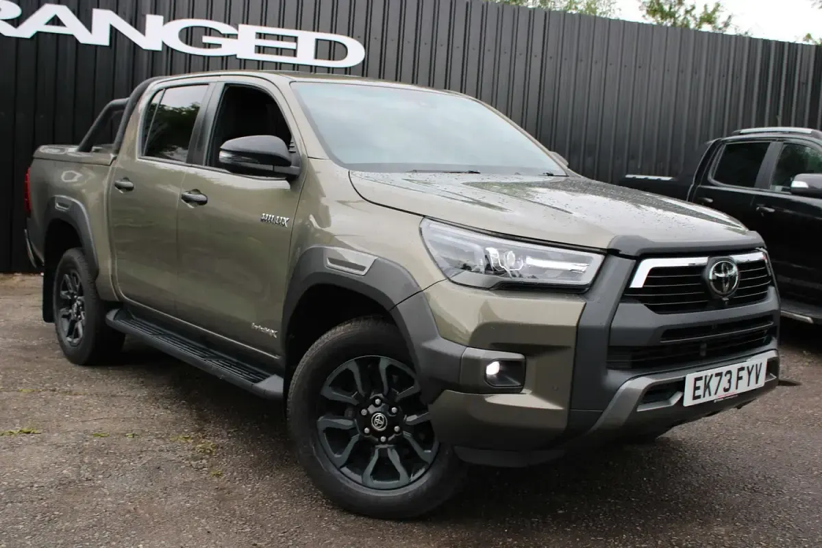 Used Toyota HiLux Luxury 201 HP (147 kW) 2023 Bronze Pickup