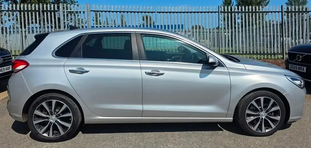 Used Hyundai i30 Premium SE 110 HP (80 kW) 2018 Silver Hatchback