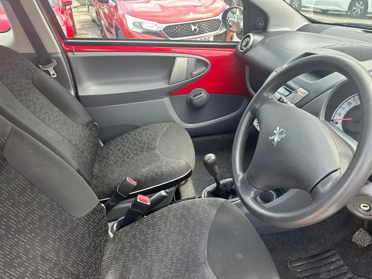 Used Peugeot 107 68 HP (50 kW) 2011 Red Hatchback