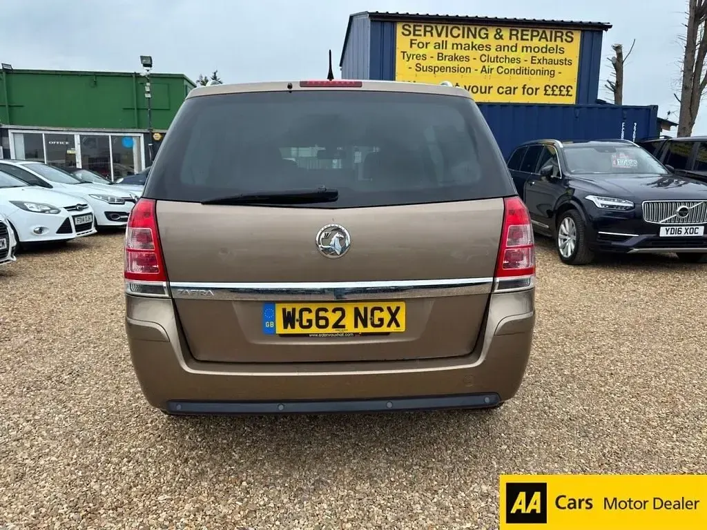 Second-hand Vauxhall Zafira Design Edition 115 CP (84 kW) 2012 Maro Monovolum