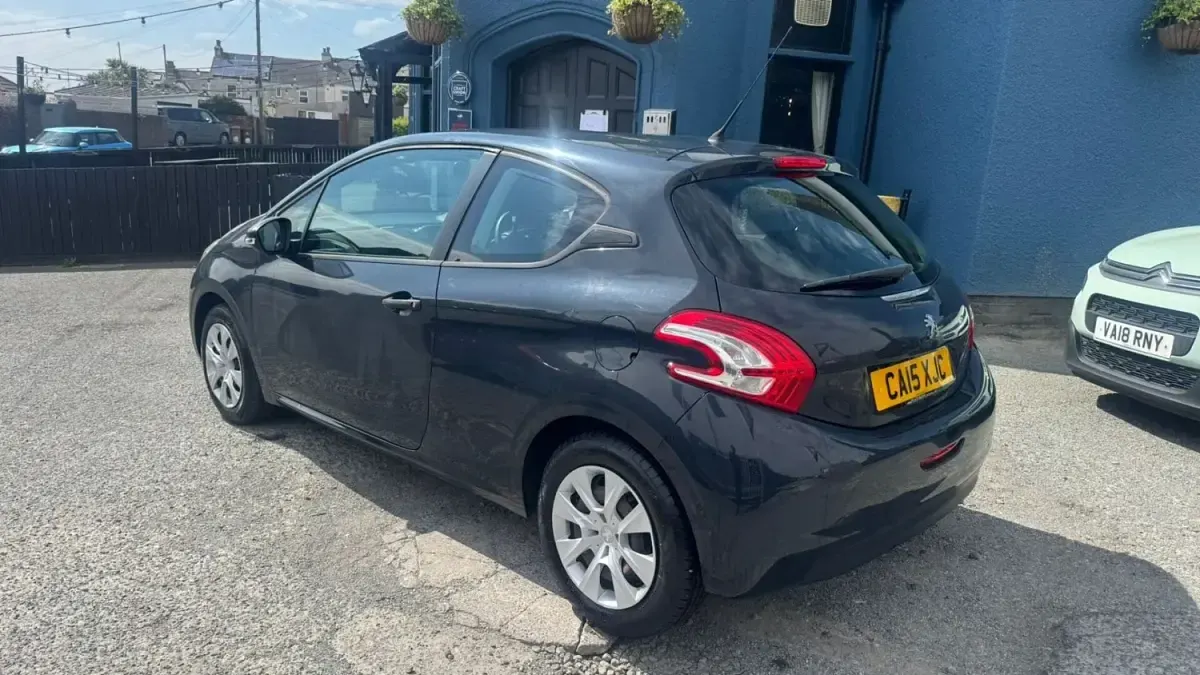 Używany Peugeot 208 Access 110 KM (80 kW) 2015 Szary Hatchback