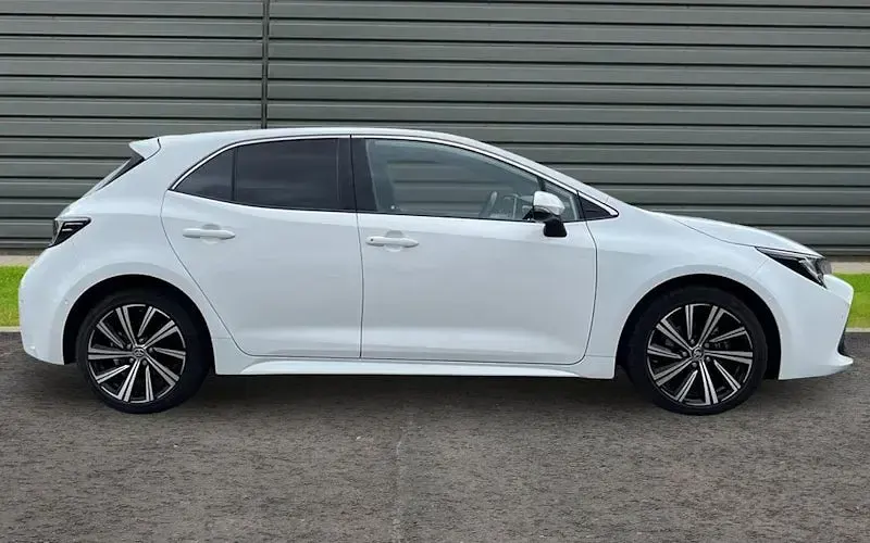 Used Toyota Corolla Design 122 HP (89 kW) 2022 White Hatchback