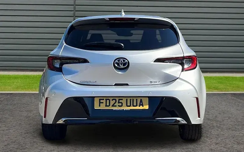 Used Toyota Corolla Design 140 HP (102 kW) 2025 Silver Hatchback