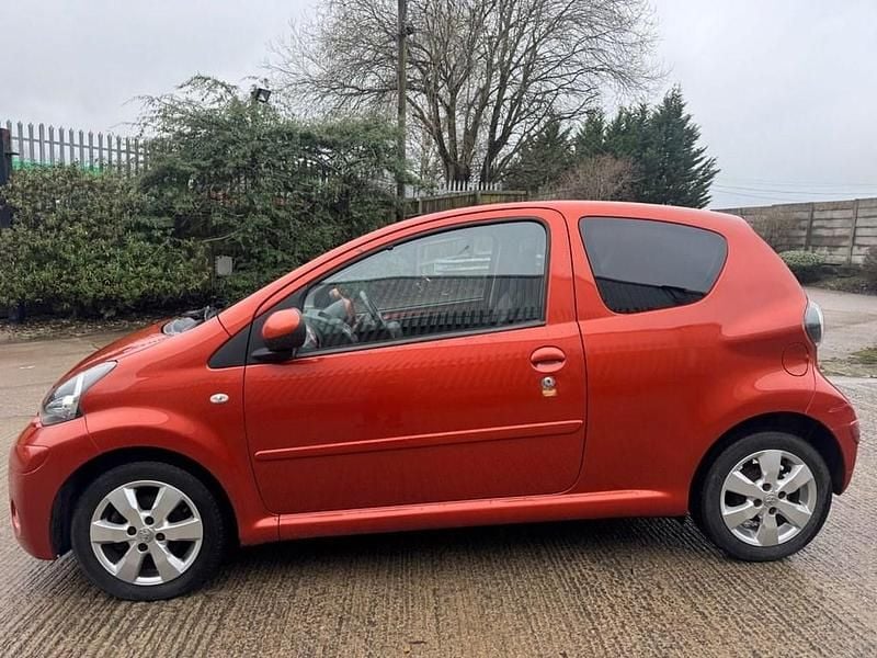 Used Toyota Aygo 67 HP (49 kW) 2013 Orange Hatchback