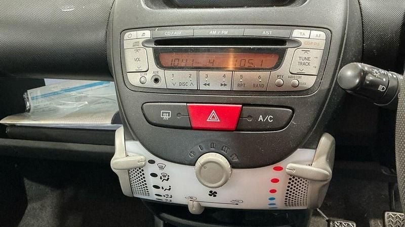 Used Citroën C1 VTR Sport 68 HP (50 kW) 2013 White Hatchback