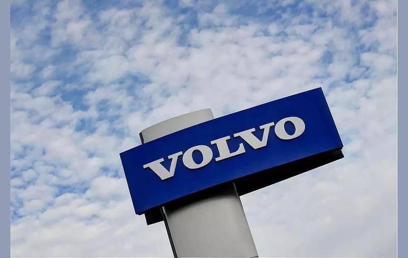 White New 2025 Volvo XC40 Core SUV | £32,500 (Super price) - Image 1/4