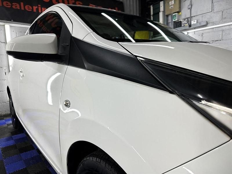 Begagnad Toyota Aygo X-play 2016 Vit Halvkombi