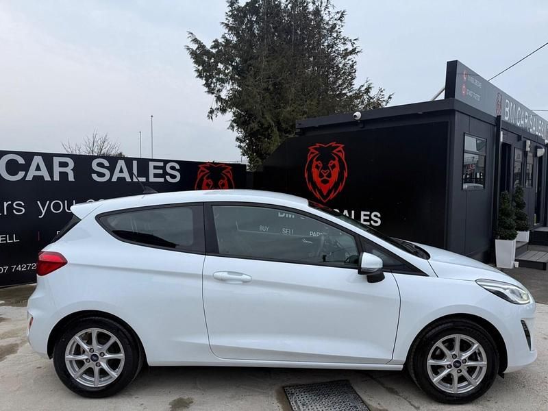 Used Ford Fiesta Zetec 70 HP (51 kW) 2019 White Hatchback