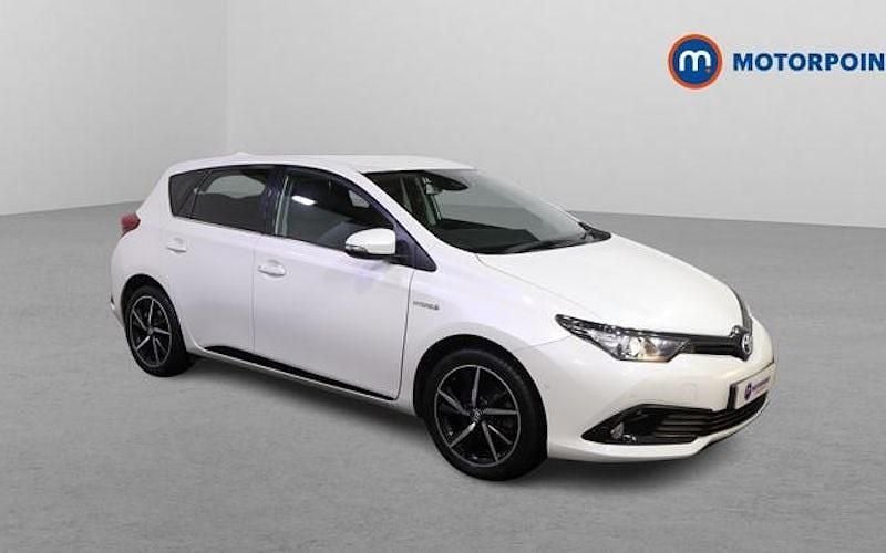 Used Toyota Auris Hybrid Design 136 HP (100 kW) 2018 White Hatchback