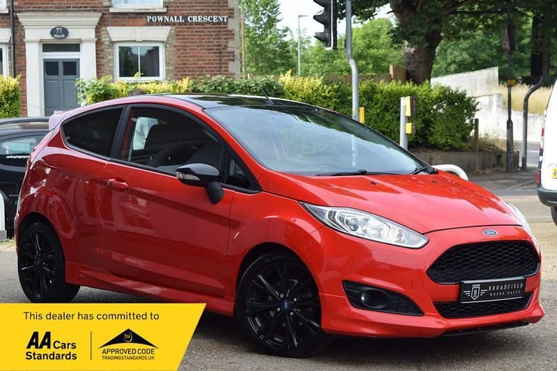 Red Used 2015 Ford Fiesta Zetec Hatchback | £4,895 (Fair price) - Image 1/4