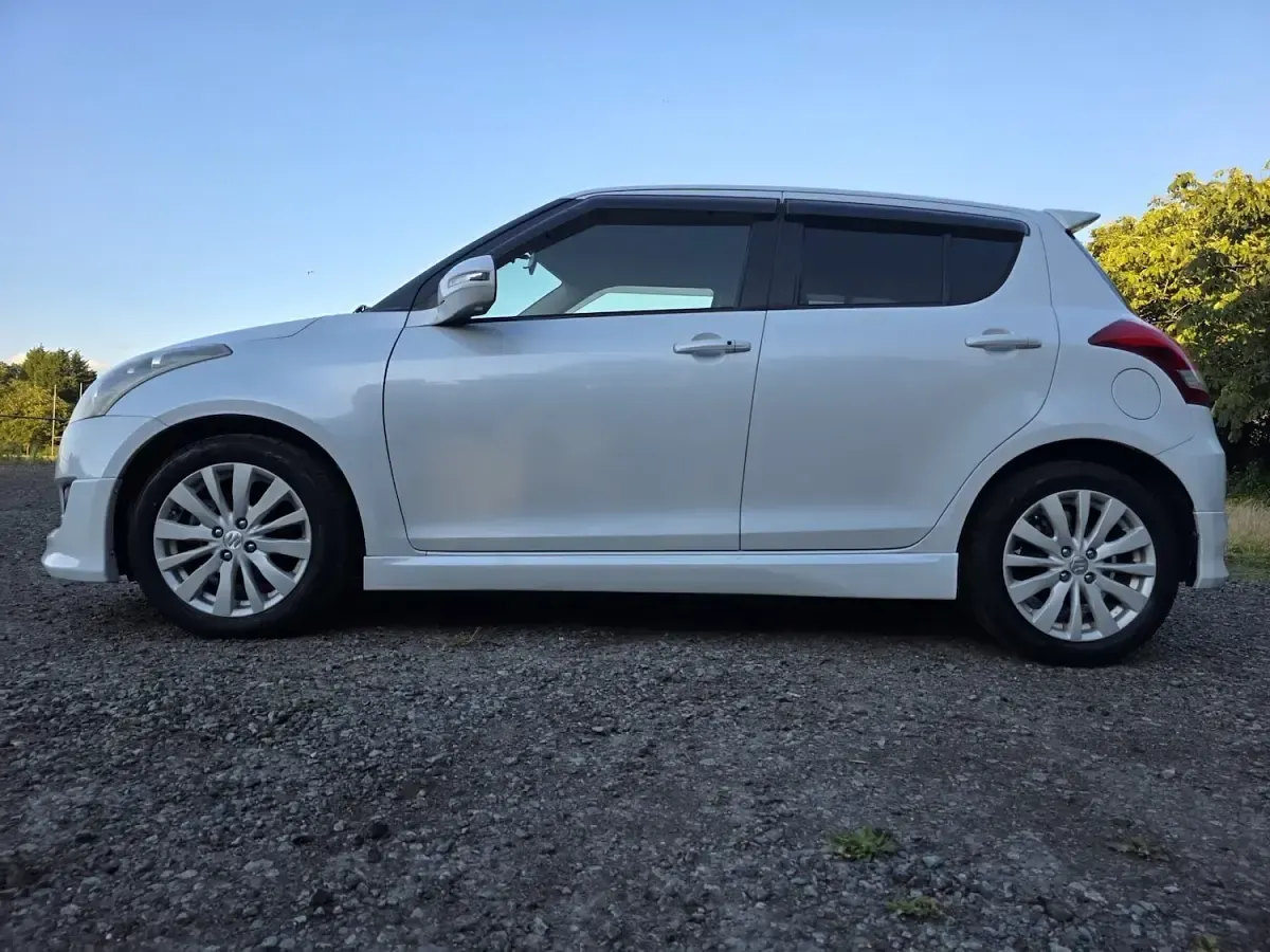 Used Suzuki Swift SZ4 94 HP (69 kW) 2013 White Hatchback