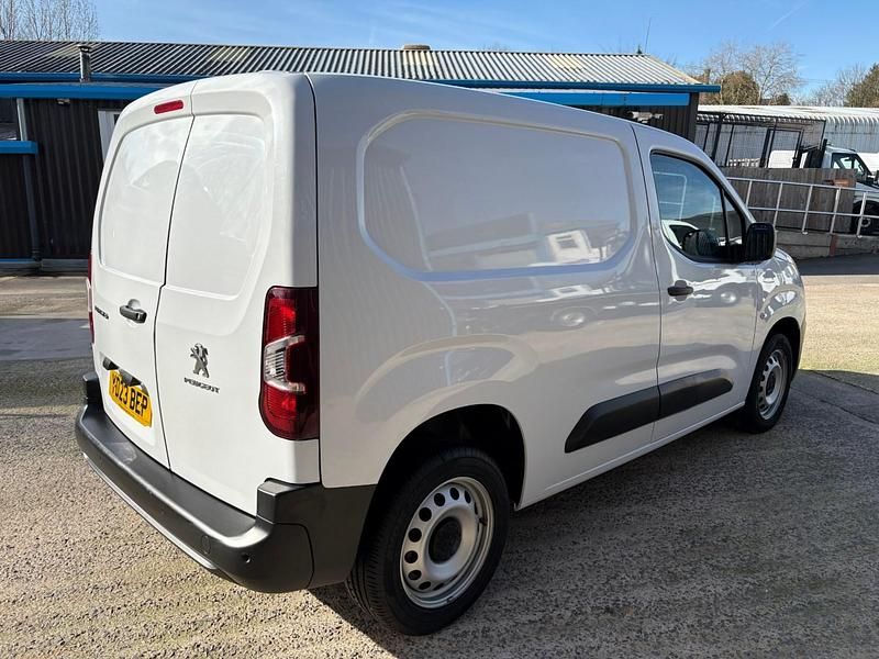 Used Peugeot Partner Premium 100 HP (73 kW) 2023 White MPV