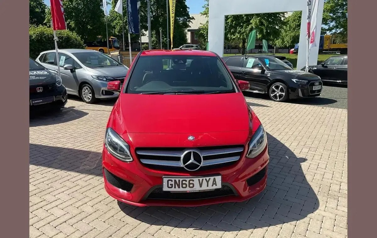 Used Mercedes B200 AMG Line Premium 134 HP (98 kW) 2016 Red Hatchback