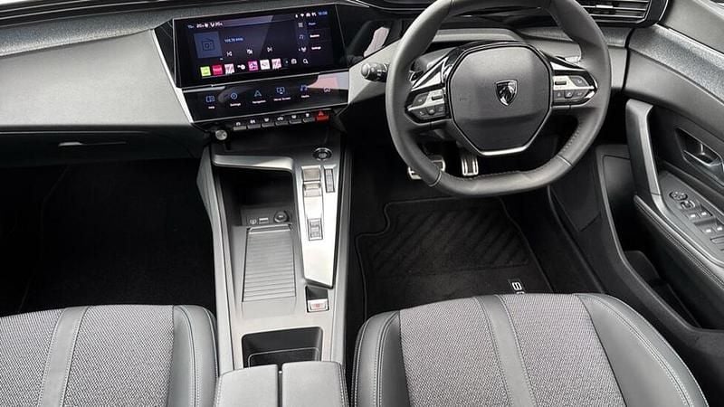 Used Peugeot 308 Allure 129 HP (94 kW) 2023 Green Hatchback