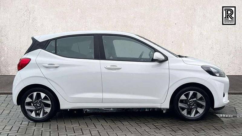 Used Hyundai i10 Advanced 65 HP (47 kW) 2023 White Hatchback