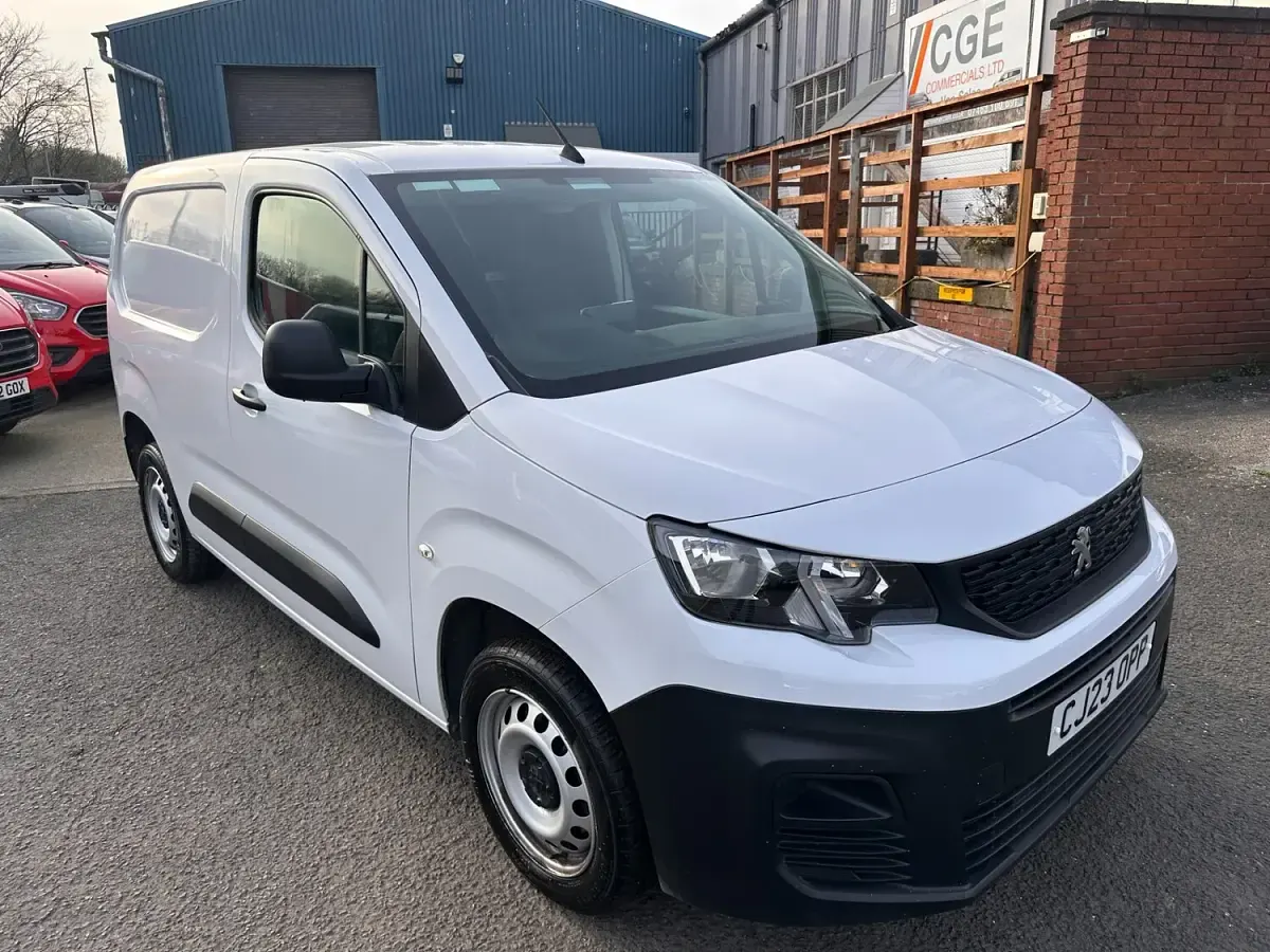 Used Peugeot Partner Premium 131 HP (96 kW) 2023 White MPV