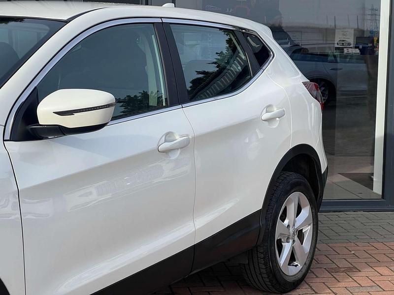 Used Nissan Qashqai Acenta Premium 115 HP (84 kW) 2019 White SUV