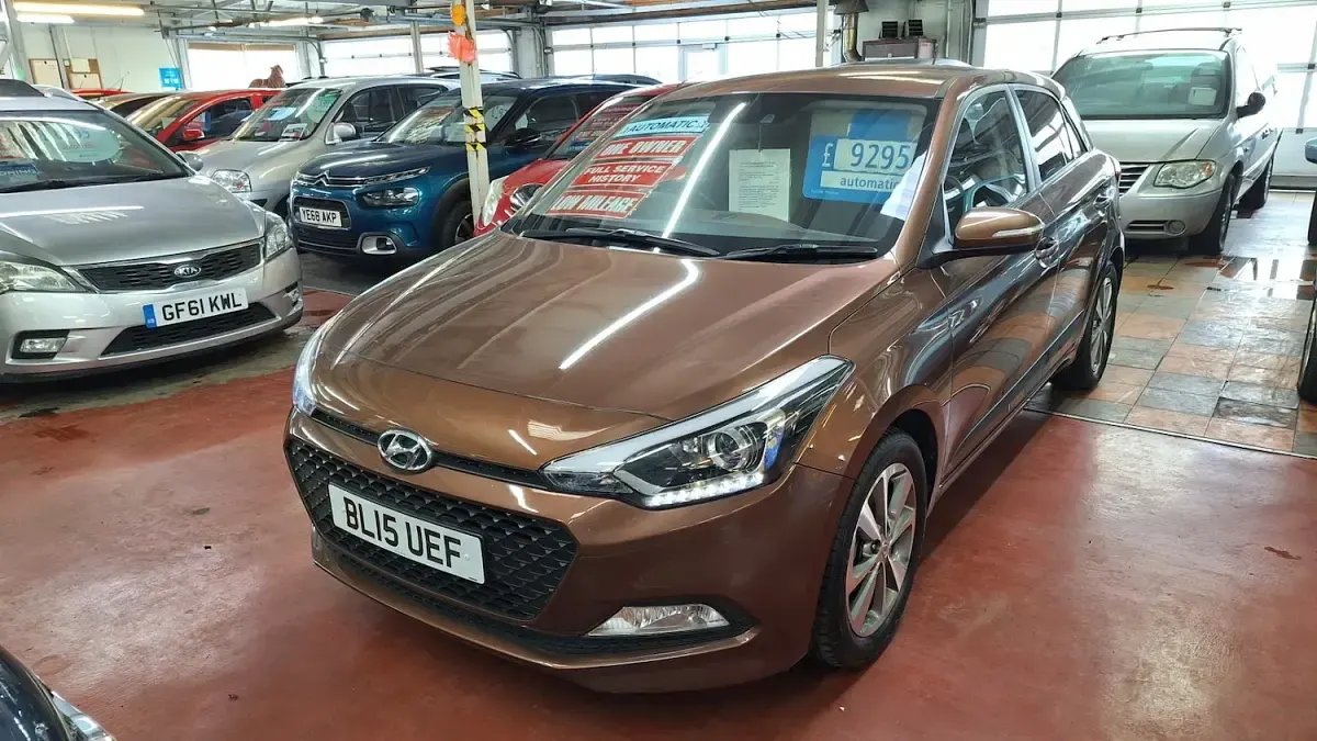 Used Hyundai i20 Premium 100 HP (73 kW) 2015 Brown Hatchback