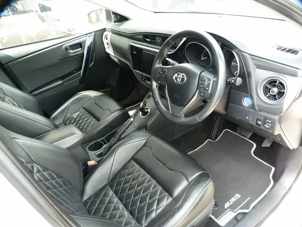 Używany Toyota Auris Hybrid 2018 Biały Hatchback