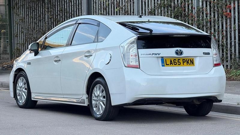 Used Toyota Prius 136 HP (100 kW) 2020 White Hatchback