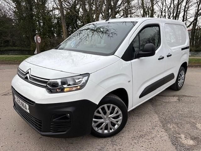 Used Citroën Berlingo 100 HP (73 kW) 2019 White MPV