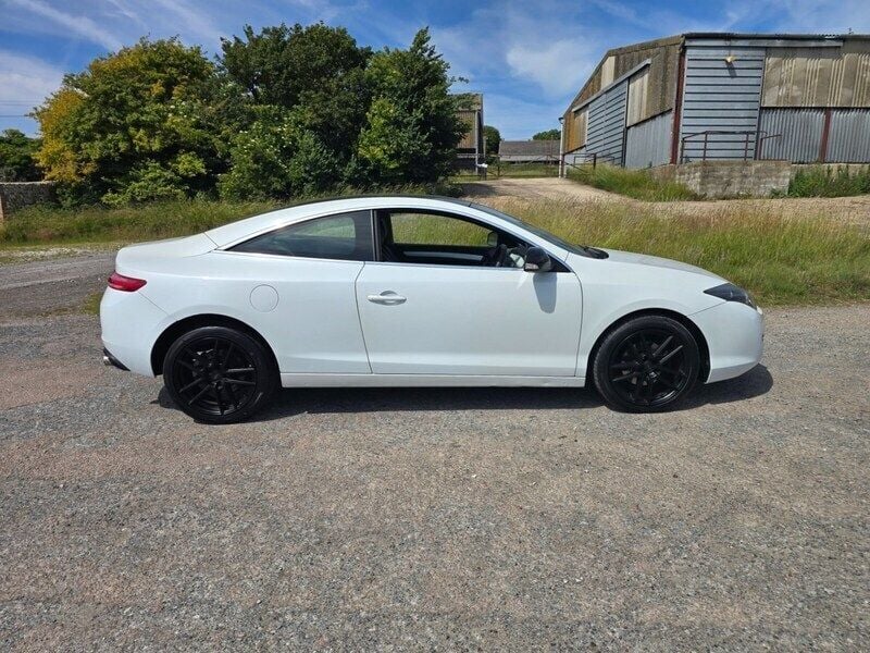 Used Renault Laguna Coupé 150 HP (110 kW) 2011 White Coupe