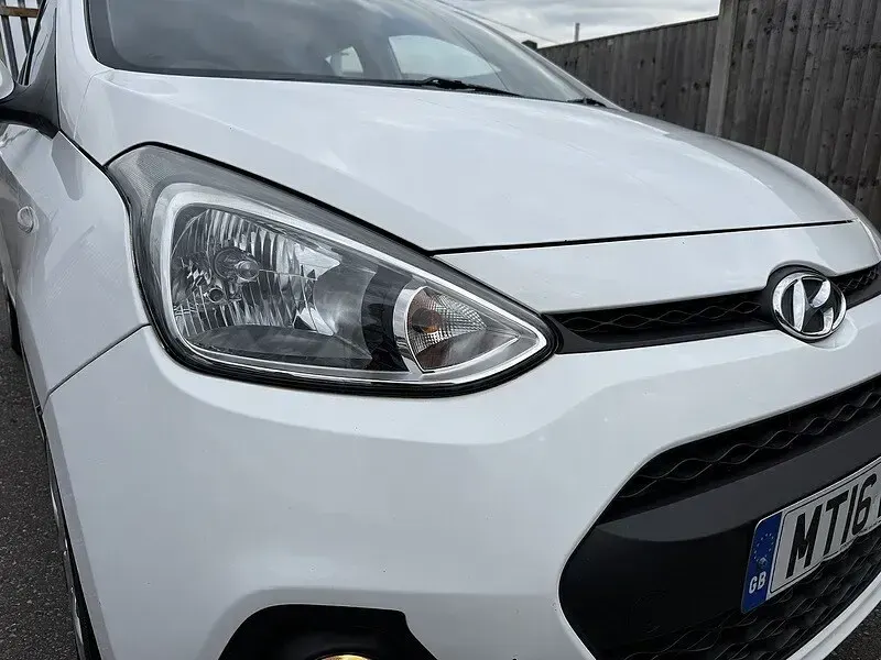 Used Hyundai i10 SE 67 HP (49 kW) 2016 White Hatchback