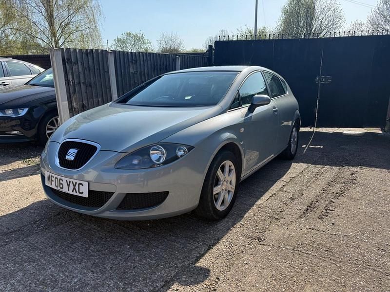 Begagnad Seat Leon Reference 90 HK (66 kW) 2006 Grå Halvkombi