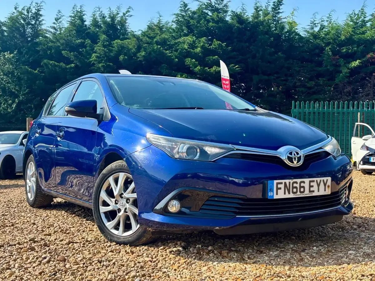 Used Toyota Auris Business Edition 110 HP (80 kW) 2016 Blue Hatchback