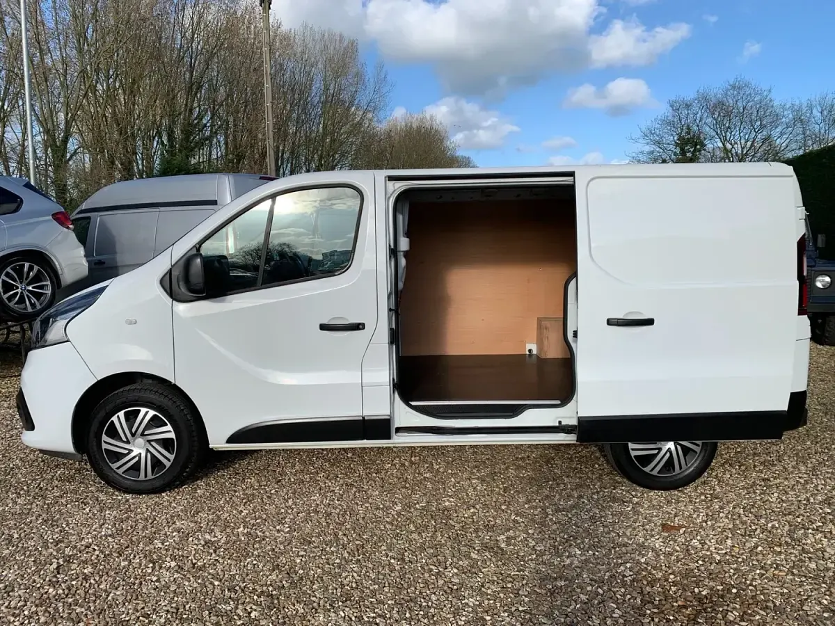 Begagnad Renault Trafic Business 120 HK (88 kW) 2019 Vit Minibuss