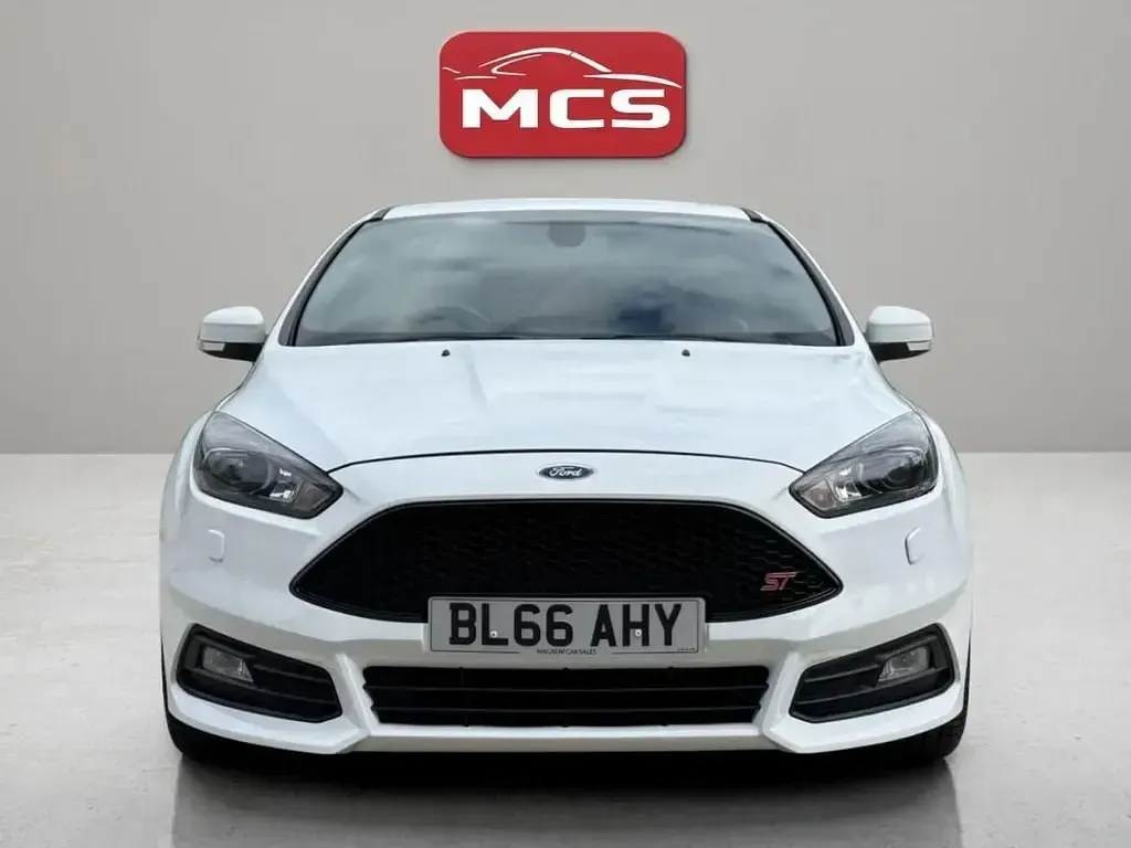 Usado Ford Focus ST 250 HP (183 kW) 2017 Branco Citadino