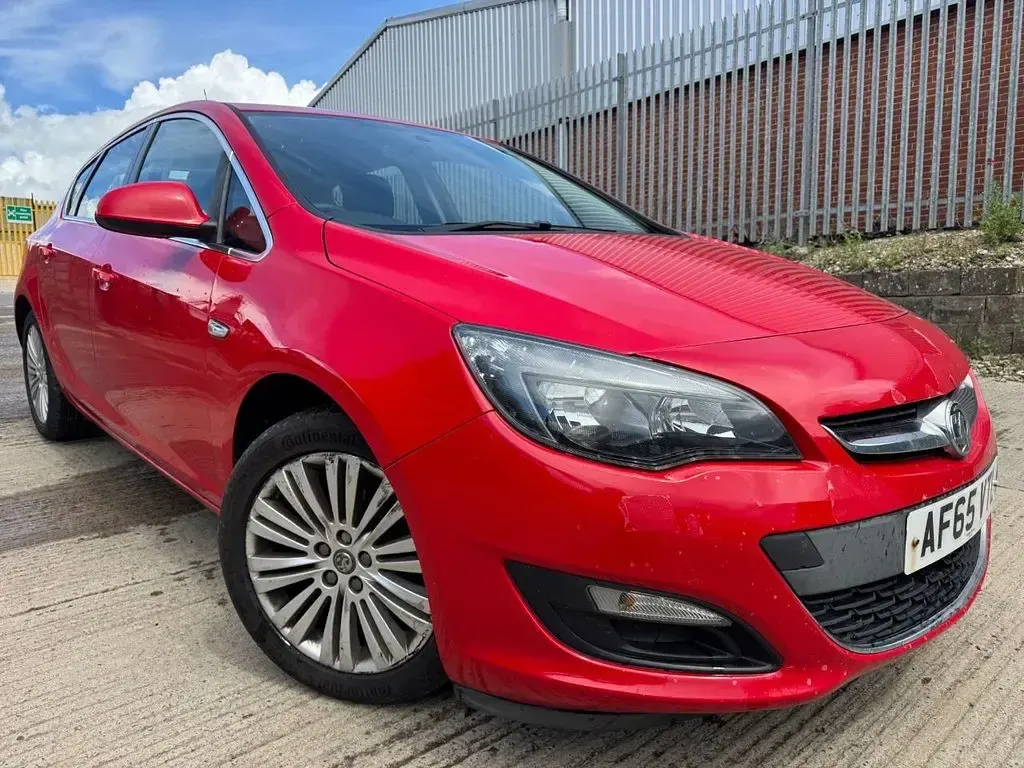 Used Vauxhall Astra Excite 100 HP (73 kW) 2015 Red Hatchback