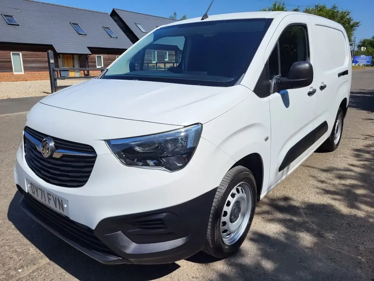 Used Vauxhall Combo 100 HP (73 kW) 2021 White MPV