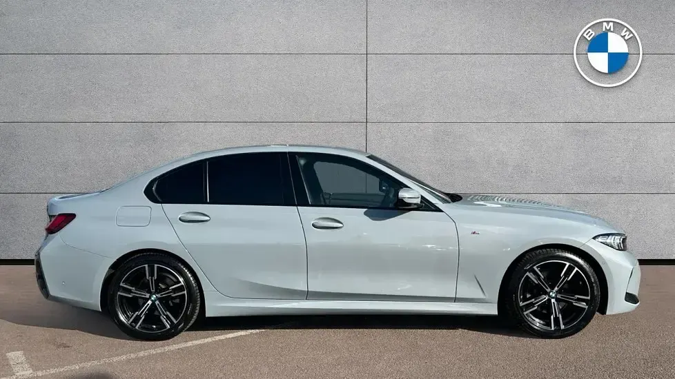 Usado BMW 320 M Sport 181 HP (133 kW) 2025 Cinzento Sedan