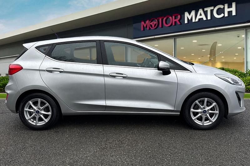 Usado Ford Fiesta Zetec 2018 Prateado Citadino