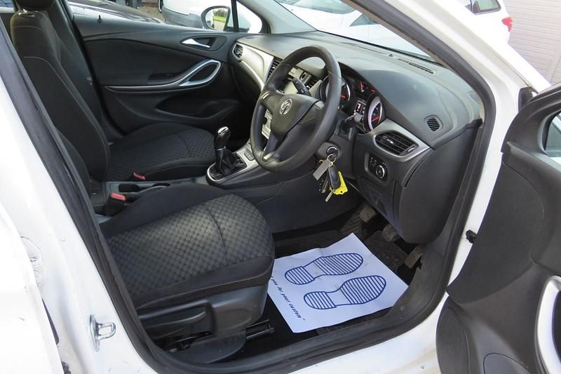 Used Vauxhall Astra 2017 White Estate