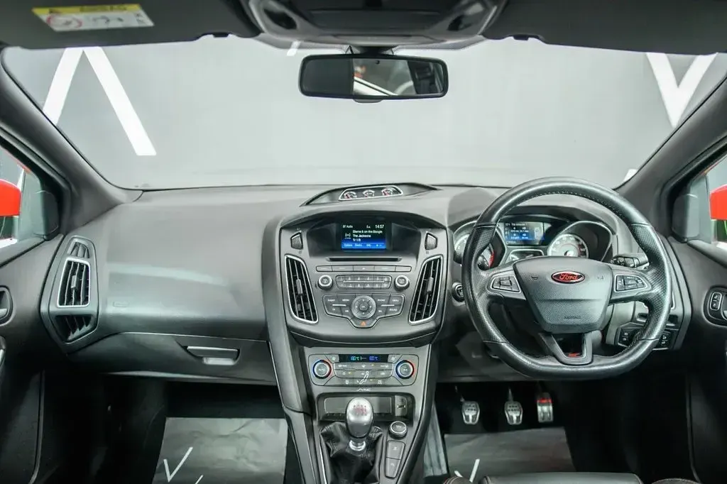 Used Ford Focus ST 250 HP (183 kW) 2015 Red Hatchback